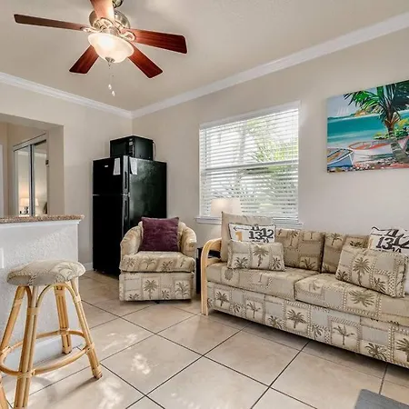 Steps To The Beach And Restaurants! - Coconut Villa'S Suite 1